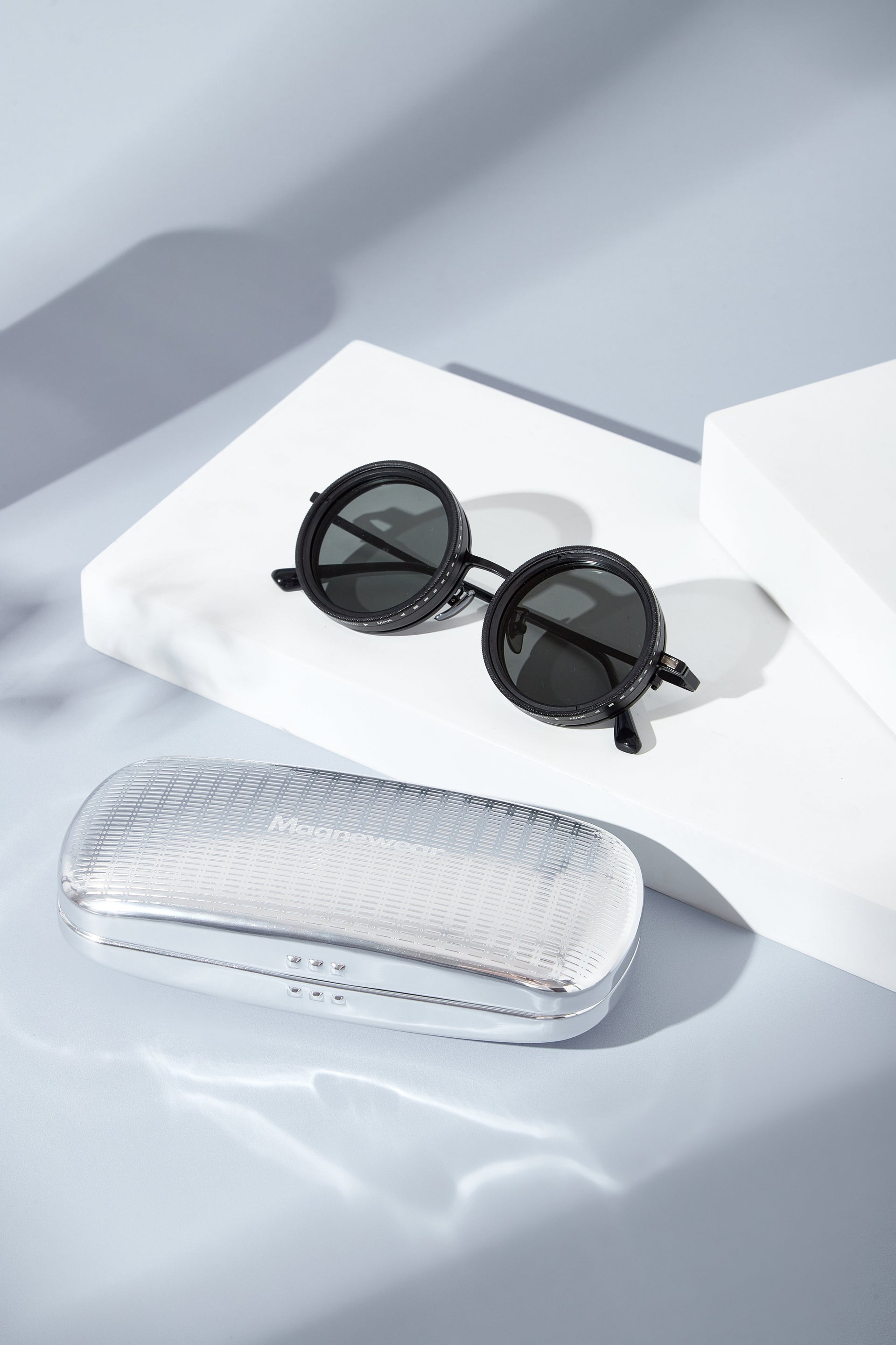 Magnewear's clip on 3d glasses